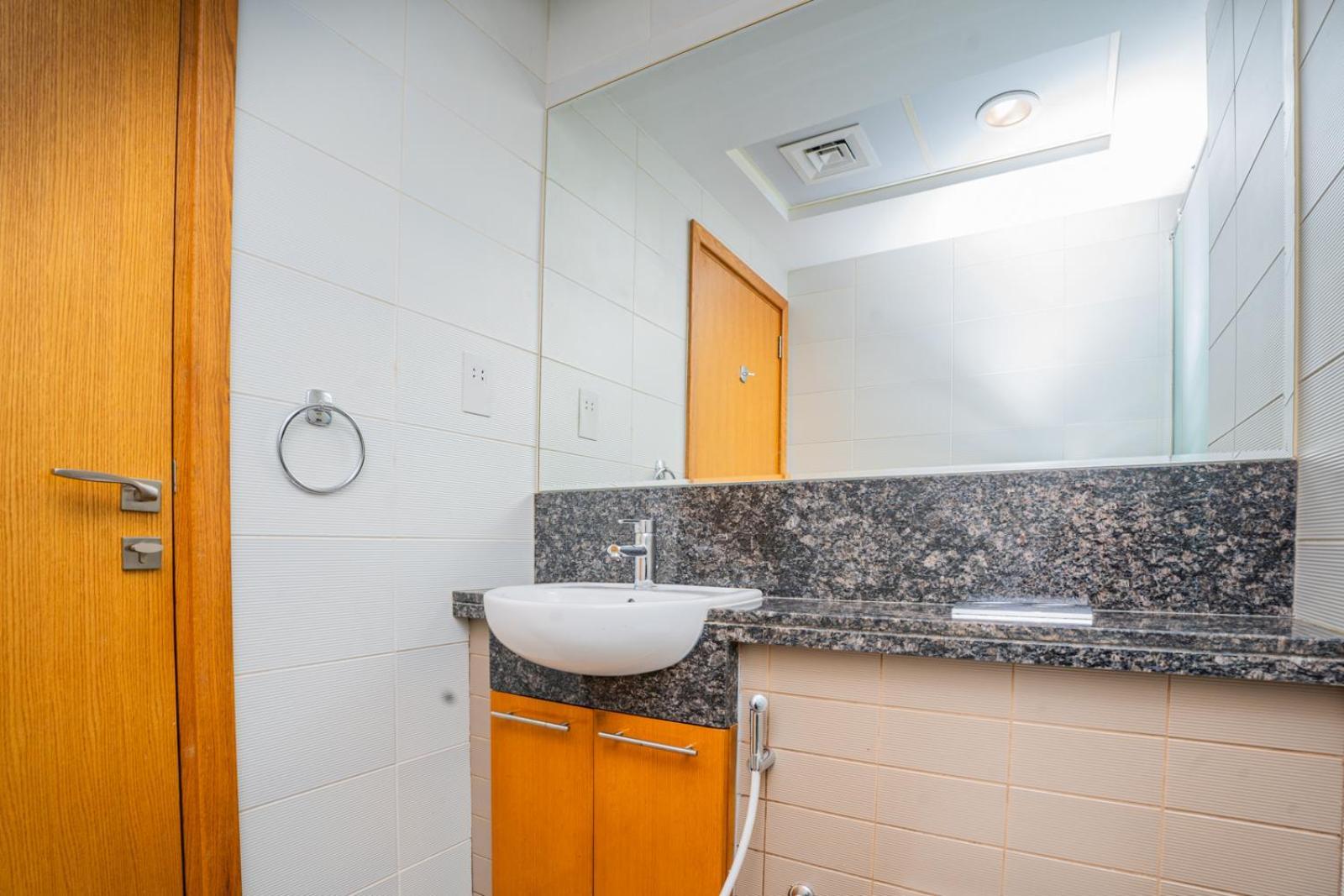 Escape 24 Homes - Bay Square - Business Bay अपार्टमेंट *